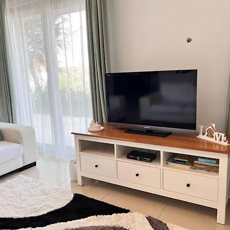 Cesme'de Havuzlu Evde Konaklayin Çeşme