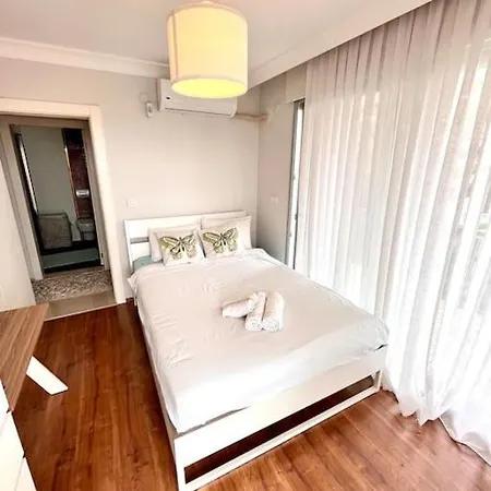Cesme'de Havuzlu Evde Konaklayin * Çeşme