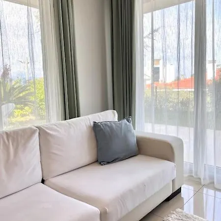 Cesme'de Havuzlu Evde Konaklayin