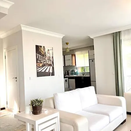 Villa Cesme'de Havuzlu Evde Konaklayin Çeşme