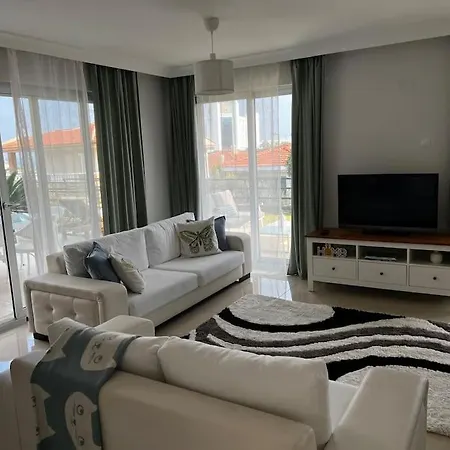Cesme'de Havuzlu Evde Konaklayin Villa