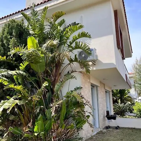 Cesme'de Havuzlu Evde Konaklayin * Çeşme