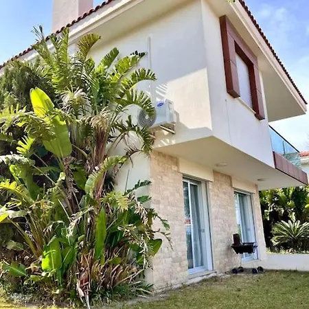 Cesme'de Havuzlu Evde Konaklayin Villa