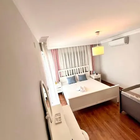 Cesme'de Havuzlu Evde Konaklayin