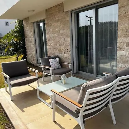 Cesme'de Havuzlu Evde Konaklayin Çeşme