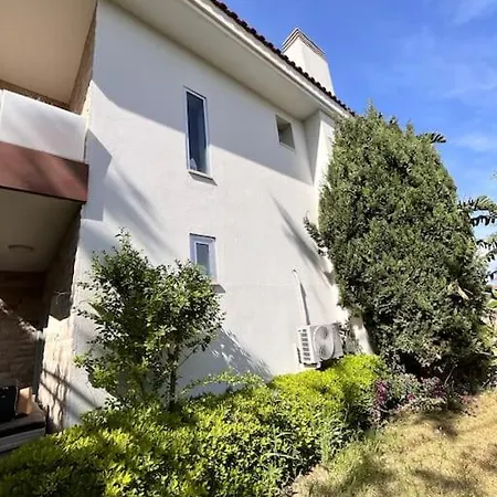 Villa Cesme'de Havuzlu Evde Konaklayin Çeşme