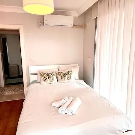 Cesme'de Havuzlu Evde Konaklayin ヴィラ