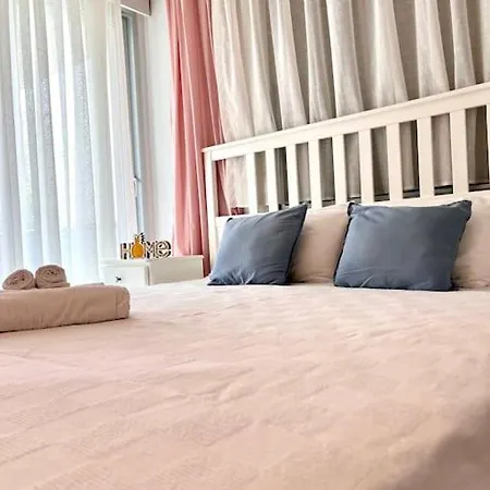 Cesme'de Havuzlu Evde Konaklayin